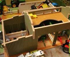 BT8855 - Bâtiment agricole pourvu d'un hangar avec stabulation et 1 silo de stockage d'ensilage dimensions 50x50x25.5cm accessoires et matériels vendus séparément