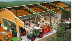 BTEUR02 - Bâtiment de type stabulation à 4 travées dimensions 84x50x27.5cm matériels agricoles vendus séparément