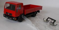 CON6036/04 - Camion 4x2 porteur plateau MAN L 2000 rouge
