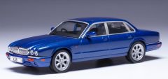 IXOCLC588N.22 - Voiture de 1998 couleur bleu - JAGUAR XJ8