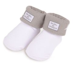 DC2726BLANC - Chaussettes de naissance 0/6 mois de la gamme LES ACCESSOIRES DE DOUDOU  couleurs Blanche et taupe