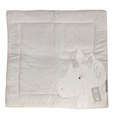 DC3336 - Tapidou 100x100 cm de la gamme LES ACCESSOIRES DE DOUDOU - Licorne de couleurs gris et argent