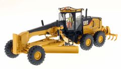 CATERPILLAR 14M avec ripper accompagnée d'une figurine