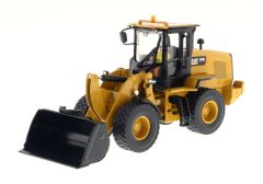 DCM85228 - CATERPILLAR 938K sur pneus accompagné d'une figurine et d'une boite en métal