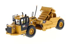 DCM85235 - CATERPILLAR 613G accompagné d'une figurine