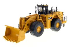 DCM85257 - CATERPILLAR 993K sur pneus accompagné d'une figurine et d'une boite en métal