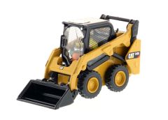 DCM85525 - CATERPILLAR 242D mini chargeuse accompagnée d'une figurine et d'une boite en métal