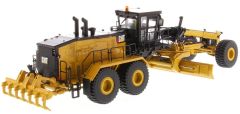 DCM85552 - CATERPILLAR 24M équipée du ripper accompagnée d'une figurine et d'une boite métallique