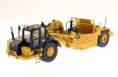 DCM85920 - CATERPILLAR 621K accompagné d'une figurine et d'une boite en métal