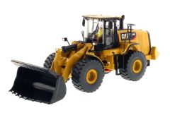 DCM85927 - CATERPILLAR 972M sur pneus accompagné d'une figurine et d'une boite en métal