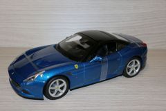 BUR16003BL - Voiture de couleur bleue – FERRARI California T closed