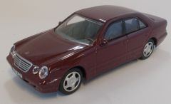 MAGRANMERCE - Voiture berline MERCEDES E-Class de couleur bordeau en boite abimée