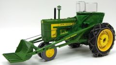 ERT15165 - Tracteur JOHN DEERE 720w/80 ROW CROP équipé d'une fouches et d'une lame chainage inclus