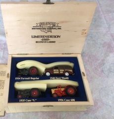 ERT1989BOIS - Edition prestige en coffret bois avec 3 tracteurs et une voiture