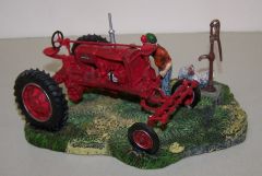 ERT2862 - Petit diorama avec agriculteur qui lave son tracteur FARMALL