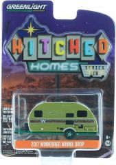 GREEN34100-CVERT - Caravane 1 essieu WINNEBAGO Winnie Drop de 2017 de couleur verte et blanche vendue en blister en version Green Metal