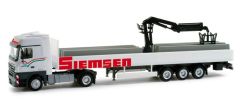 HER157889 - Camion Mercedes-Benz Actros LH02 avec plateau remorque et grue de déchargement aux couleurs du trasporteur  SIEMSEN