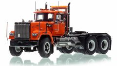 HHR138G-1 - Camion solo avec essieux tandem de couleur orange - MACK Superliner Heavy Spec