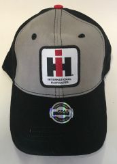 CAS15IH084 - Casquette IH noire avec logo sur fond gris