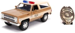 JAD253255003 - Voiture 4x4 de la série Stranger Things CHEVROLET Blazer 4x4 Hopper's Chevy version police