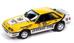 JLCT014-3A - Voiture sous blister de la série COLLECTOR TINS 2024 - FORD Mustang GT - Sallen General Tire #19 1988 Blanc et jaune