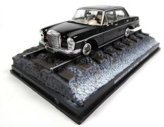 MAGJBMB250SE - Voiture du film Octopussy James Bond 007 MERCEES 250SE de couleur noire avec diorama