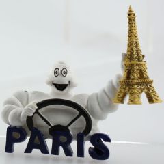 Magnet du Bibendum Michelin qui conduit avec une Tour Eiffel dans la main de dimension 6 x 6 cm