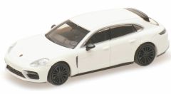 MNC870067110 - Voiture berline sportive PORSCHE Panamera Turbo S Sport Turismo version E-Hybrid de 2017 de couleur blanche