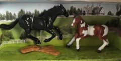 NEW37095E - 2 Chevaux de couleurs Noir et Marron/Blanc