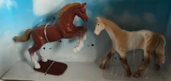NEW37095F - 2 Chevaux marron debout et un Blanc/beige