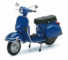 NEW42213C - Scooter de couleur Bleu clair - VESPA P200E