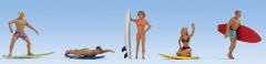 NOC15853 - 2 Surfeuses et 3 Surfeurs avec leurs planches