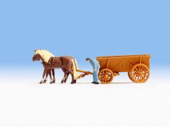 NOC16703 - Chevaux et fermier avec charrette à foin