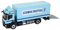 NZG880/04 - Camion 4x2 MERCEDES Antos avec caisse rigide et haillon aux couleurs de l'entreprise Ludwig Freytag