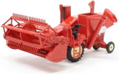 OXF76CHV001 - Moissonneuse bateuse de couleur rouge