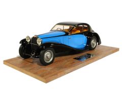 PANTHEON005 - Voiture sportive BUGATTI Type 46 Profilé de 1933 couleur bleue et noire modèle en résine