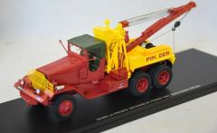 PER118PI - Camion grue WARD LA FRANCE de 1947 aux couleur du Cique PINDER la grue est fixe modèle en résine