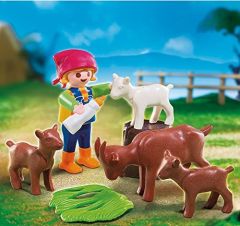 PLAY4785 - Fillette avec une chévre et 3 chevreaux - Contient : 9 pièces