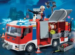 PLAY4821 - Fourgon d'intervention de pompier avec accesire et Pompier PLAYMOBIL - Contient : 29 Pièces