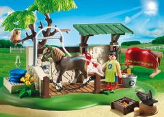 PLAY5225 - Box de Soins pour Chevaux  avec soigneur et accessoires PLAYMOBIL - Contient : 109 Pièces