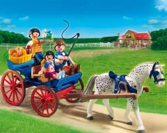 PLAY5226 - Famille avec calèche et accessoires PLAYMOBIL - Contient : 45 Pièces