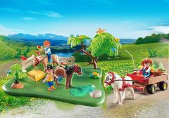 PLAY5457 - Cavaliers avec poneys , charette et accessoires PLAYMOBIL - Contient : 93 Pièces