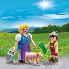 PLAY5514 - Paysanne et son Enfant avec cochon et accessoires - Contient : 9 Pièces