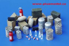 PLS127 - Ensemble de 35 accessoires miniatures américains guerre du Vietnam à peindre avec décalcomanies incluses