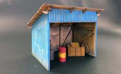 PLS442 - Ensemble avec cabane et accessoires miniature en kit à assembler et à peindre de dimensions 140x75x110mm