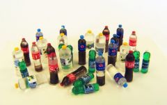 PLS446 - Set de 32 bouteilles de sodas miniatures avec décalcomanies incluses pour diorama
