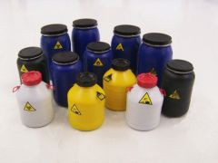 PLS466 - Ensemble de 12 bidons miniatures à peindre avec décalcomanies incluses