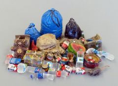 PLS486 - Ensemble d'ordures ménagères miniatures à peindre avec décalcomanies incluses