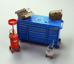 PLS497 - Ensemble d'atelier avec servante et divers accessoires en kit miniatures à assembler et à peindre