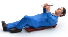 ADF32107 - Mécanicien en position allongé